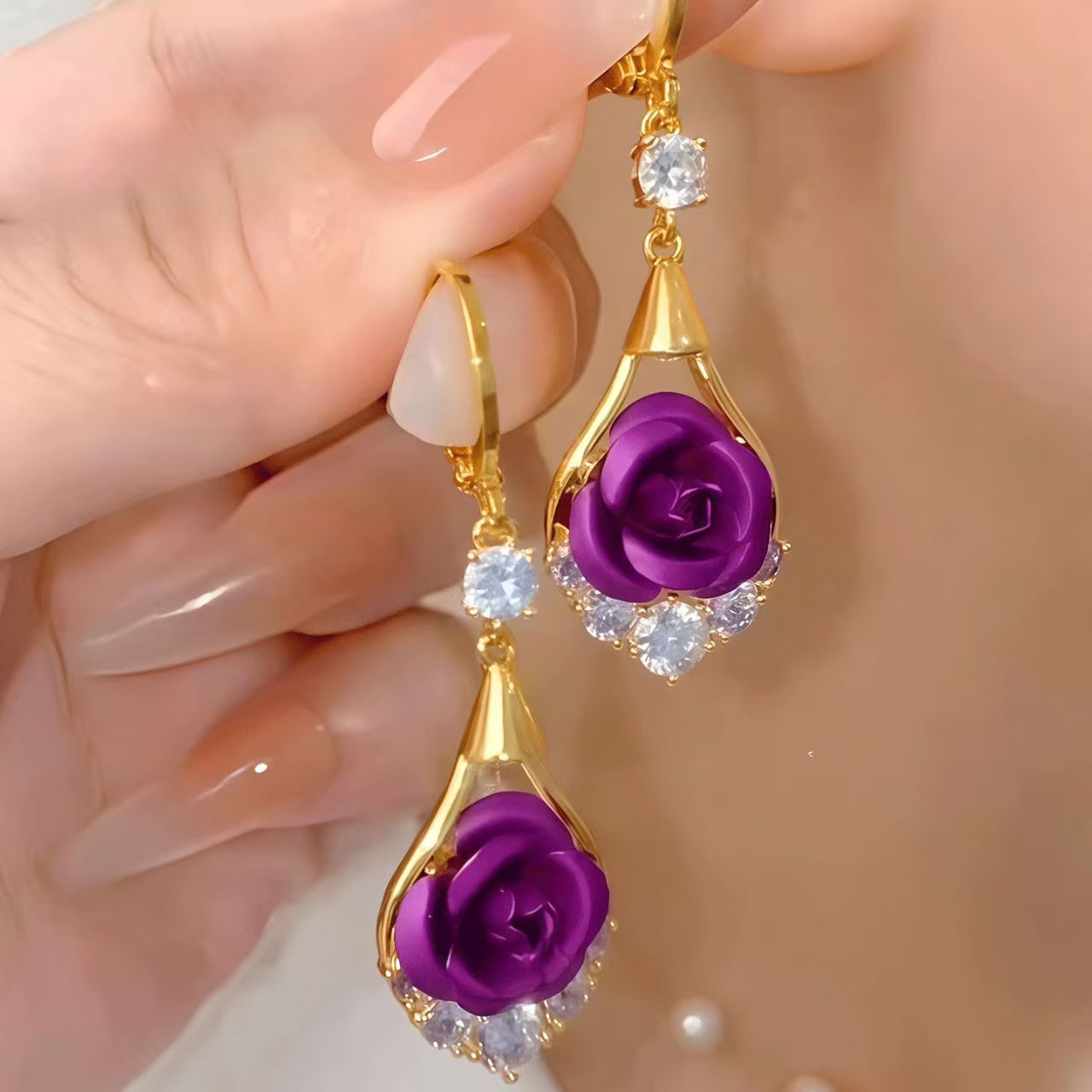 🌹✨【4 szett】Luxus, elegáns, gyémántokkal kirakott rózsa fülbevalók