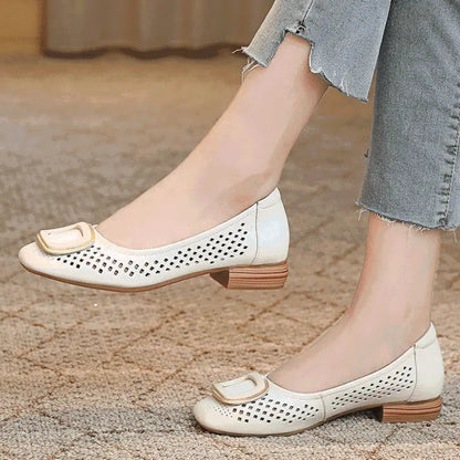 💝【Cel mai bine vândut】Pantofi eleganți din piele moale, cu toc mic și design perforat