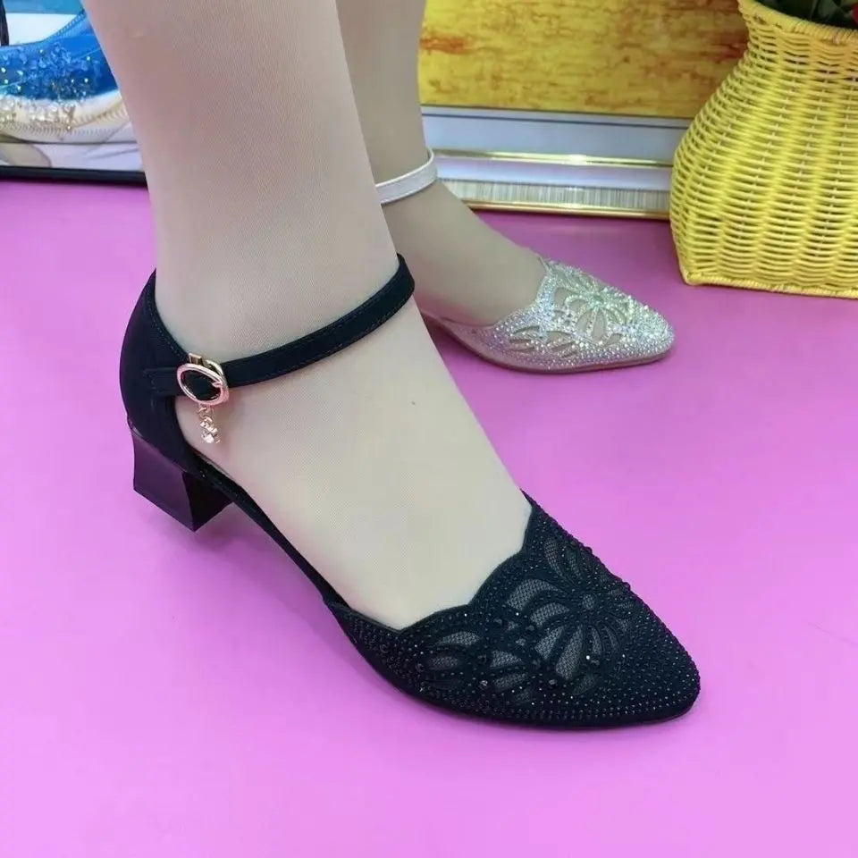 ✨ Eleganță și confort la fiecare pas! Sandale cu vârf acoperit, ștrasuri strălucitoare și toc stabil (Talpă moale / Design perforat / Toc mediu confortabil / Culori: Negru & Crem / Mărimi 34-40)! 👡