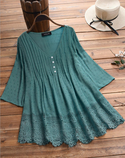 Bluză din șifon jacquard cu model de dantelă, decolteu în V și design cu umerii goi.
