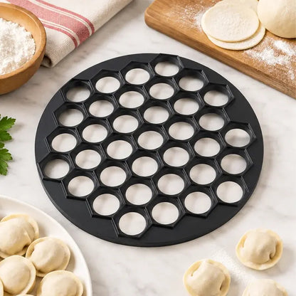 🥟 Pregătește Colțunași în Câteva Secunde! Formă de Tăiat Pelmeni și Colțunași cu 37 de Orificii! O Singură Apăsare, 37 de Bucăți Uniforme · Eficientă, Rapidă și Ușor de Curățat!