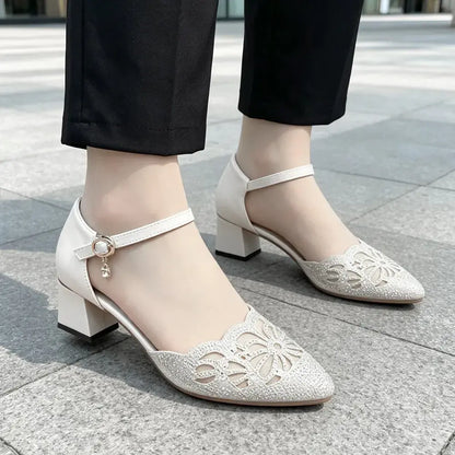 ✨ Eleganță și confort la fiecare pas! Sandale cu vârf acoperit, ștrasuri strălucitoare și toc stabil (Talpă moale / Design perforat / Toc mediu confortabil / Culori: Negru & Crem / Mărimi 34-40)! 👡