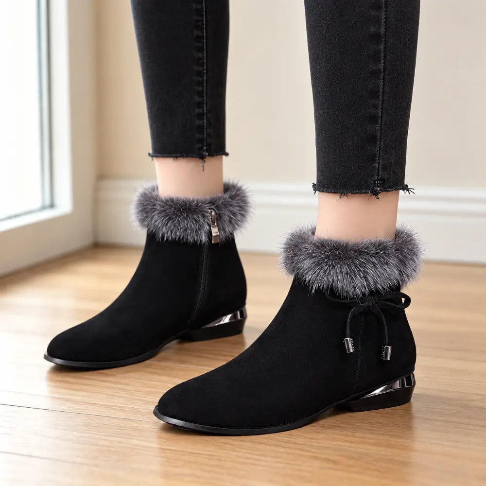 👢【35-41】Botine de damă cu toc mediu și vârf rotund, din piele neagră moale.