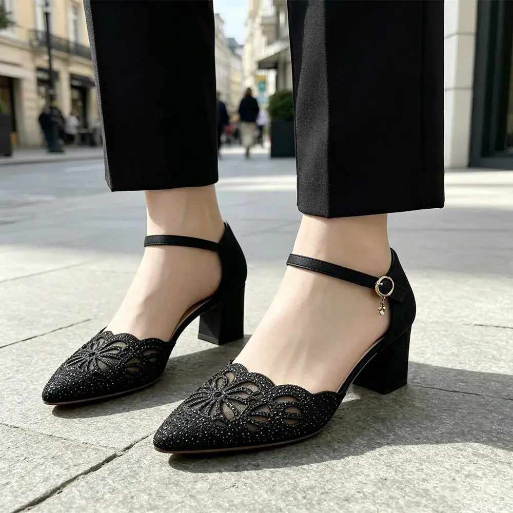 ✨ Eleganță și confort la fiecare pas! Sandale cu vârf acoperit, ștrasuri strălucitoare și toc stabil (Talpă moale / Design perforat / Toc mediu confortabil / Culori: Negru & Crem / Mărimi 34-40)! 👡