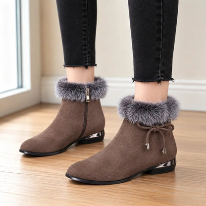 👢【35-41】Botine de damă cu toc mediu și vârf rotund, din piele neagră moale.