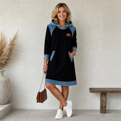 Rochie nouă din denim pentru iarnă, cu glugă și design modern din materiale îmbinate (patchwork)