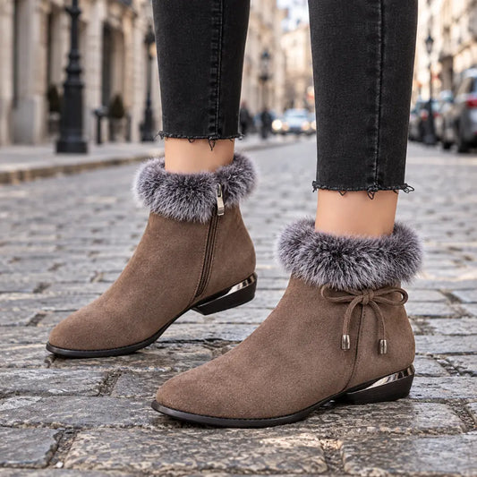 👢【35-41】Botine de damă cu toc mediu și vârf rotund, din piele neagră moale.