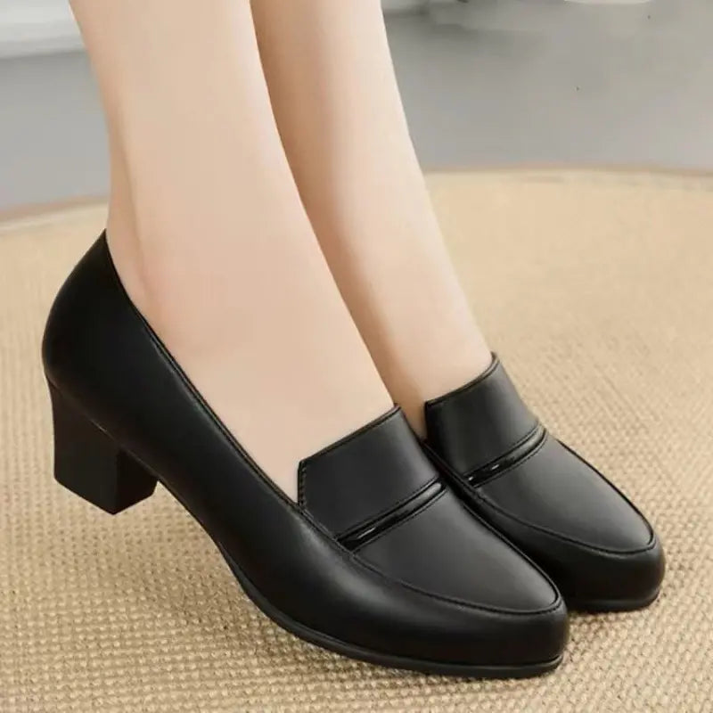 【35-40】2026 noi pantofi de piele cu toc mediu cu talpă moale confortabilă și versatilă