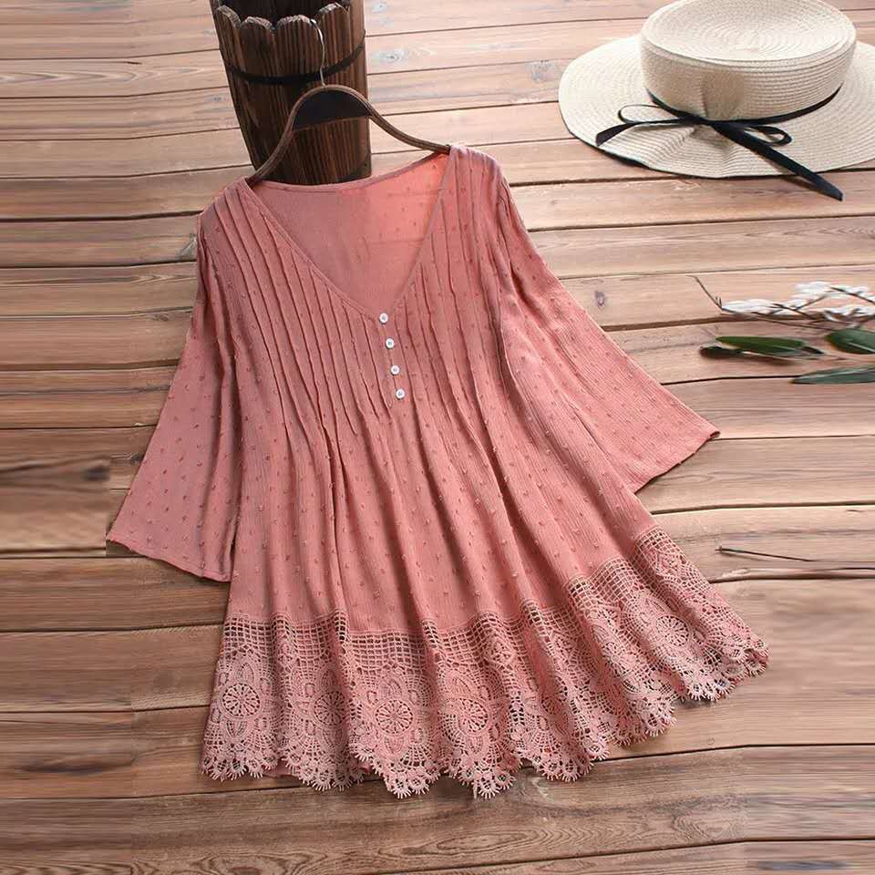 Bluză din șifon jacquard cu model de dantelă, decolteu în V și design cu umerii goi.